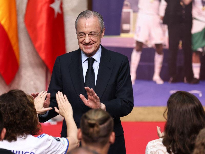 Florentino Pérez saluda a Isabel Díaz Ayuso durante la recepción de la Comunidad de Madrid al Real Madrid como campeón de la 14ª UEFA Champions League contra el Liverpool FC en la Casa de Correos el 29 de mayo de 2022, en Madrid.