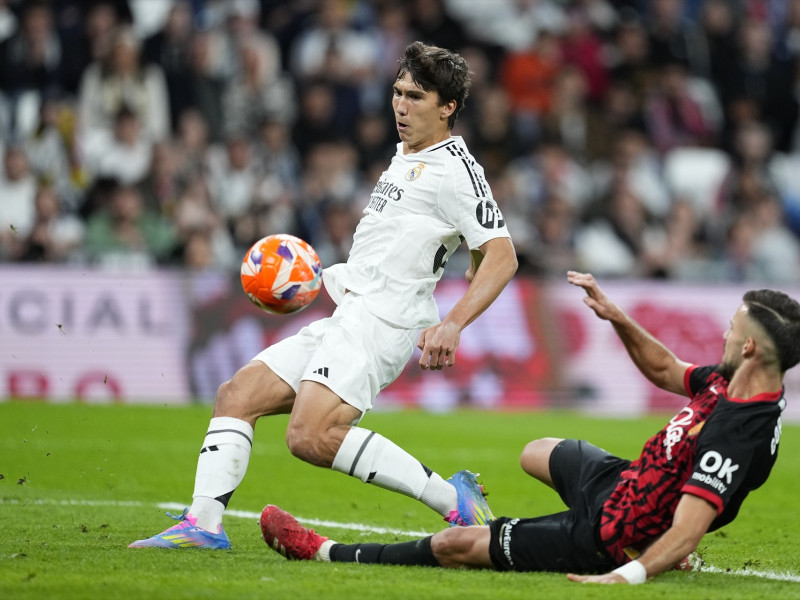 Gonzalo García Torres del Real Madrid en acción durante la Liga española, LaLiga EA Sports, partido de fútbol disputado entre el Real Madrid y el RCD Mallorca en el estadio Santiago Bernabéu el 14 de mayo de 2025, en Madrid.