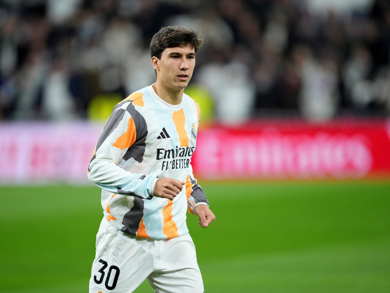 Gonzalo García Torres del Real Madrid calienta durante la Liga española, LaLiga EA Sports, partido de fútbol disputado entre el Real Madrid y el Atlético de Madrid en el estadio Santiago Bernabéu el 8 de febrero de 2025, en Madrid.