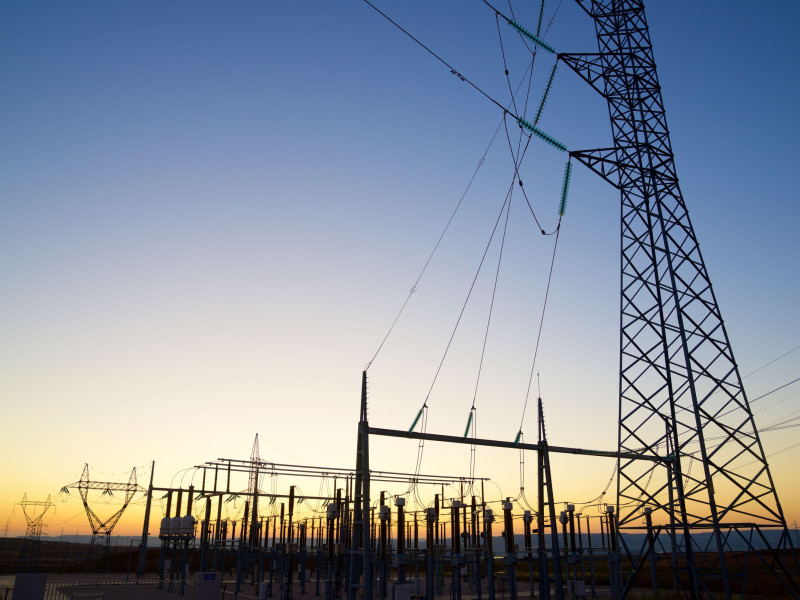 Subestación eléctrica para distribución de energía y cielo naranja