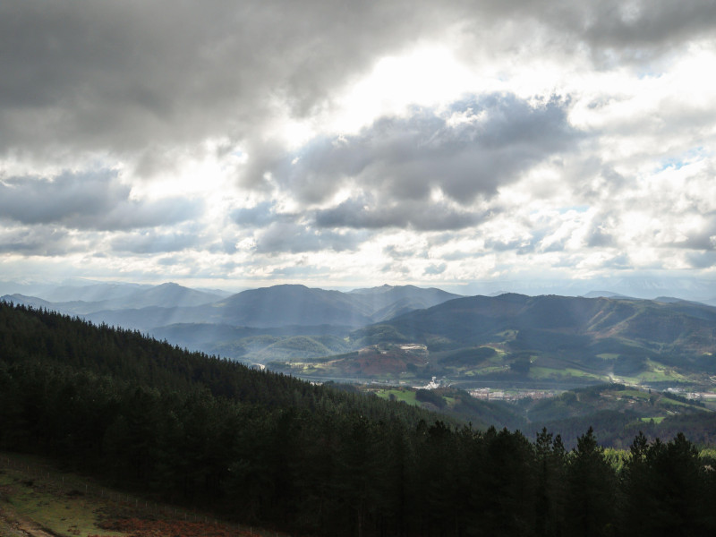 Valle de Zalla entre niebla y nubes en invierno