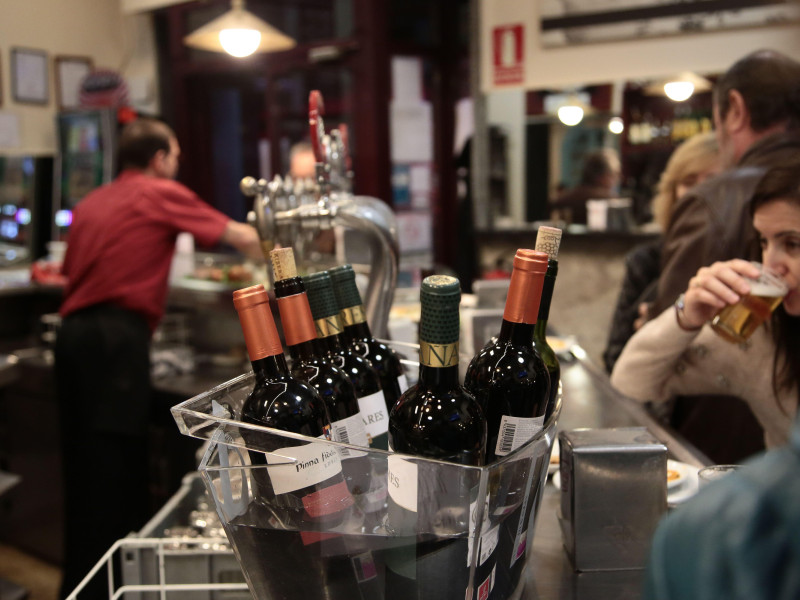 Una vista de un bar típico de Madrid