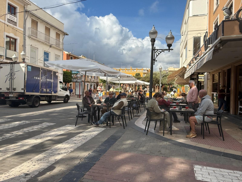 Terraza llena en la calle Marqués de Campo en Dénia