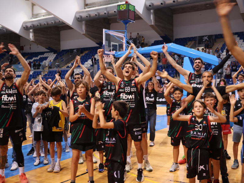 La plantilla del Fibwi Palma Bàsquet, celebrando su pase a semifinales