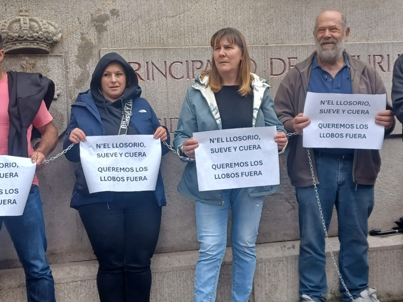 Ganaderos encandenados junto a la Presidencia del Principado