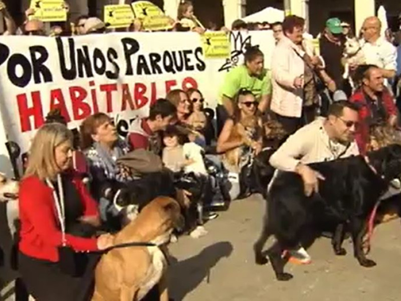 Concentración de dueños y mascotas para apoyar a los jardineros en huelga y denunciar el estado de los parques