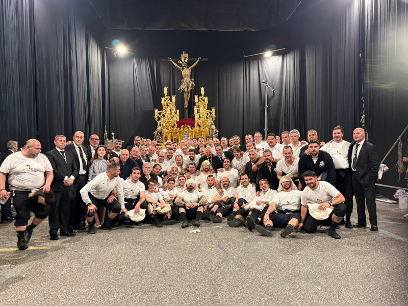 Foto de familia del equipo de capataces del paso de Cristo