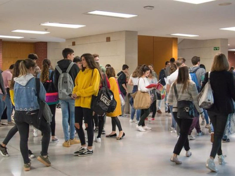 Alumnos a punto de entrar en la prueba de acceso a la universidad en Cantabria