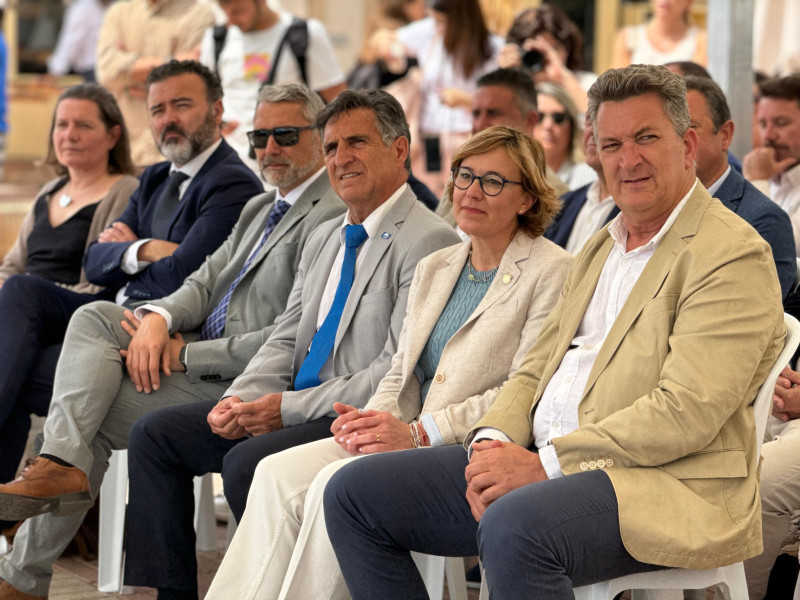 El conseller de Medio Ambiente, Vicente Martínez Mus, junto a la alcaldesa de Xàbia, Rosa Cardona, en la entrega de las Banderas Azules 2025 celebrada en la playa de La Grava.
