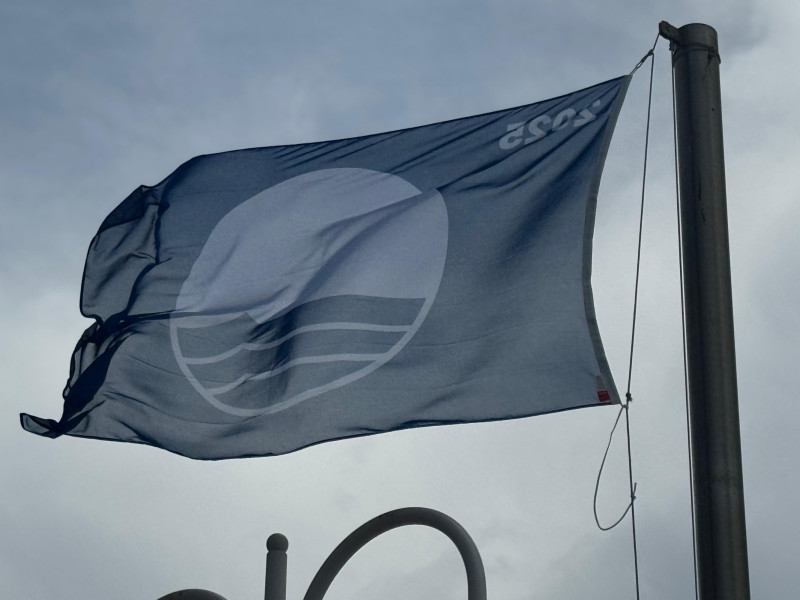 La Bandera Azul, símbolo de calidad y excelencia ambiental, ondeará este verano en 16 playas de la Marina Alta y 7 puertos deportivos