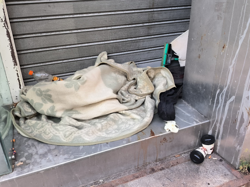 Bajo comercial donde vive un hombre sin techo