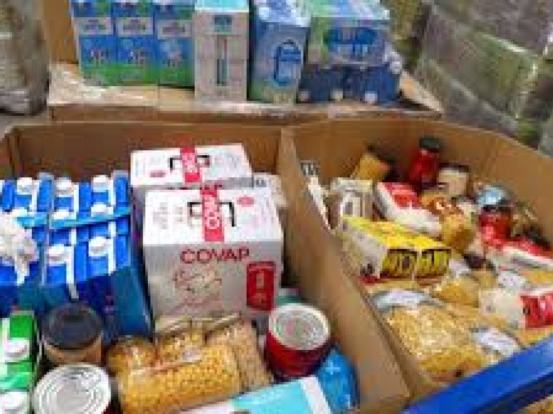 Continúa el reparto de alimentos como se puede