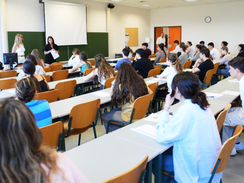 Alumnos a punto de iniciar la prueba de acceso a la universidad en Cantabria