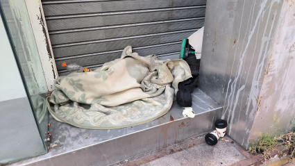 Enseres de una persona sin techo refugiada en un portal de Pontevedra