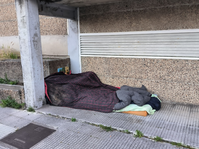 Enseres de una persona sin techo refugiada en un soportal de Pontevedra