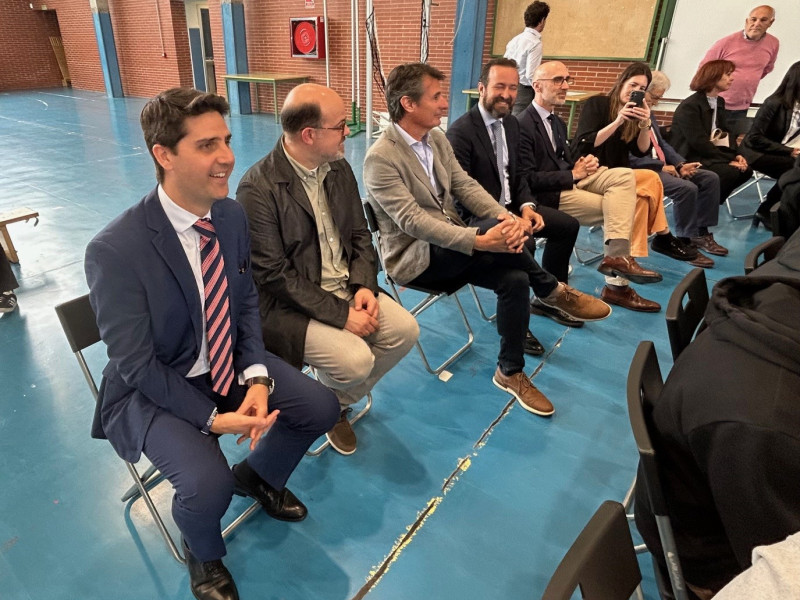 El consejero, Emilio Viciana (en primer plano), en el pabellón del instituto de Colmenarejo