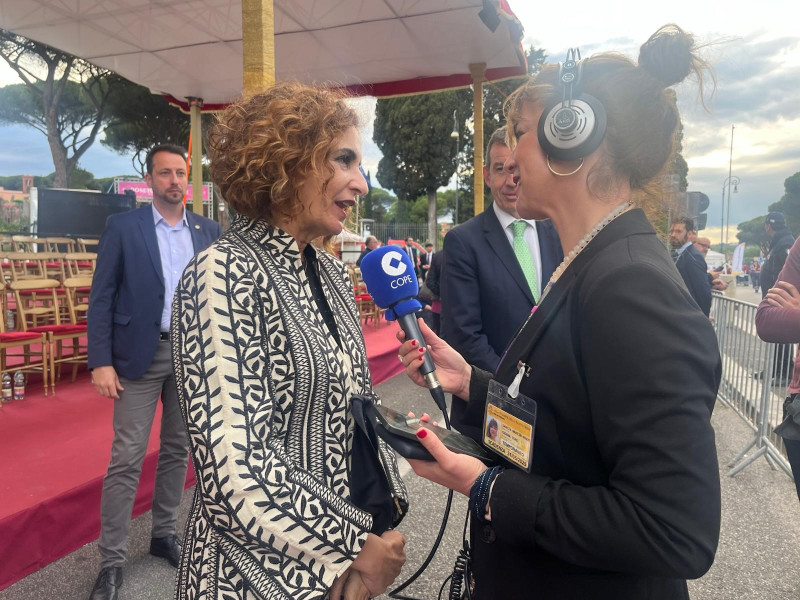 María Jesús Montero con nuestra compañera Mónica García