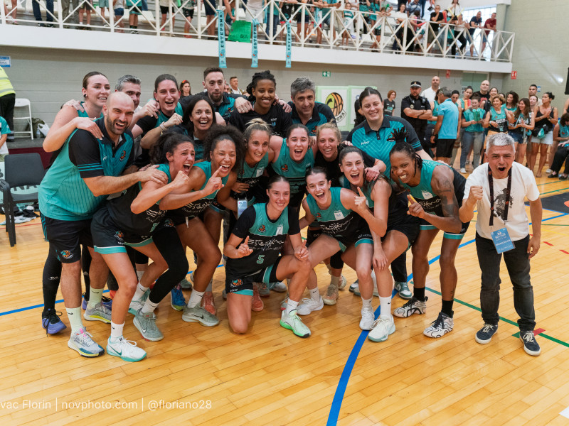Plantilla del Estepona tras lograr el ascenso