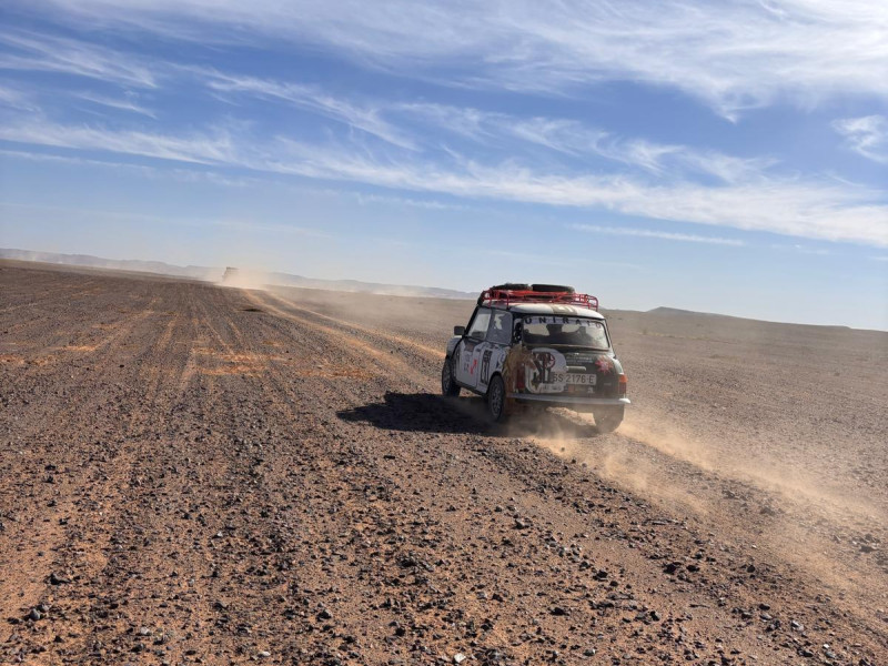 Mini de 1974 recorriendo la antigua ruta del Dakar