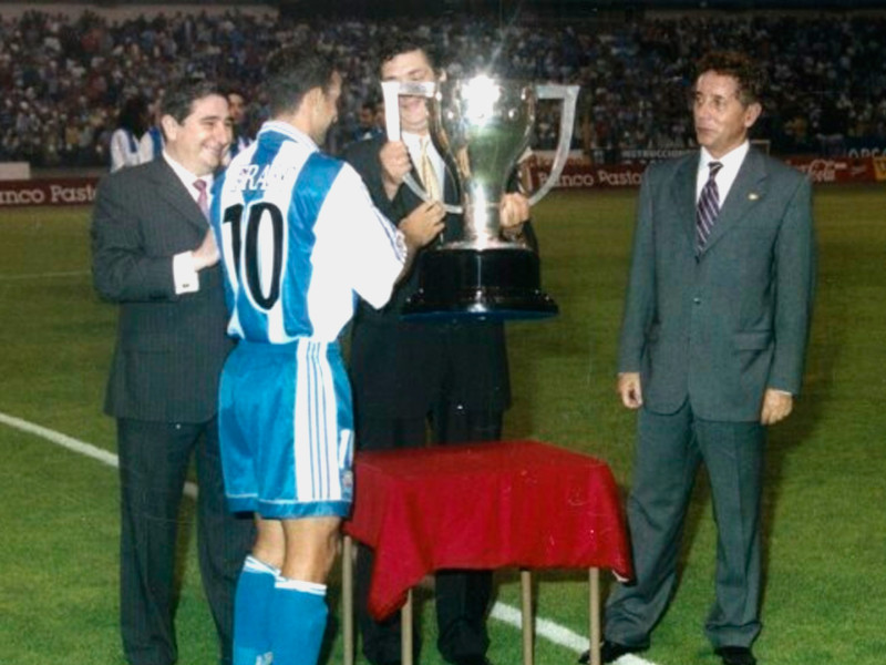 El capitán del Deportivo, Fran, recoge el trofeo de la Liga que ganó el club en la temporada 1999-2000