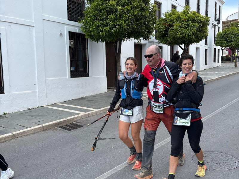 Lupe y Ana ayudan a Paco en los 101 km de Ronda (Málaga)