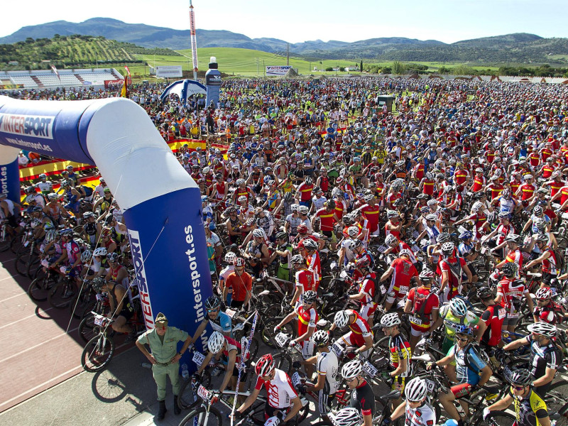 Centenares de personas esperan para salir en la maratón de Ronda