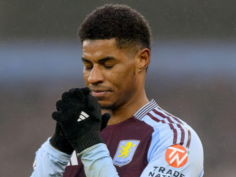 Marcus Rashford en acción con el Aston Villa