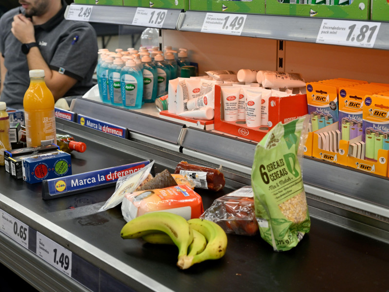 Comida en la cinta transportadora en la caja del supermercado