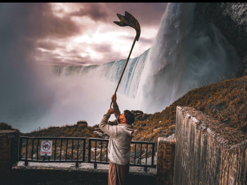 Abraham Cupeiro toca instrumentos que él mismo fabrica como el cárnix