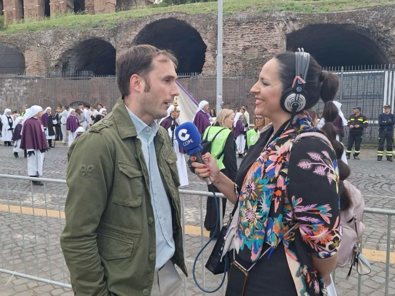 Carmen Cerbán entrevistando a David, un malagueño desplazado a Roma para disfrutar de la Gran Procesión