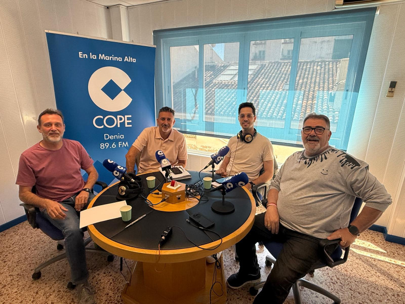 Los representantes políticos de la comarca, durante "El Debat Marina Alta", donde el acceso a la vivienda y la crisis del alquiler en la costa centraron el foco