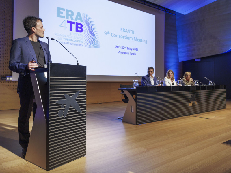 Santiago Ramón (i), investigador ARAID en la Universidad de Zaragoza y organizador del evento, durante su participación en las jornadas.