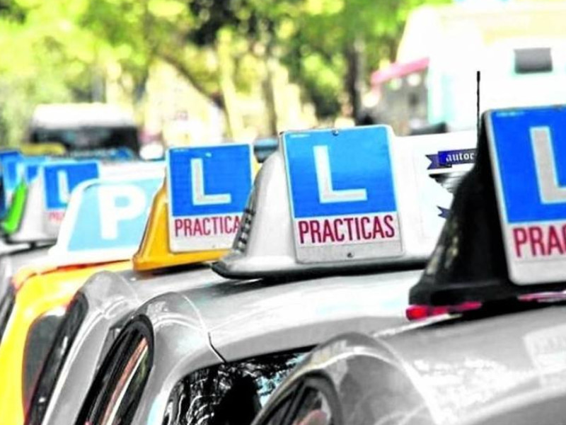 Coches de prácticas de autoescuela aparcados