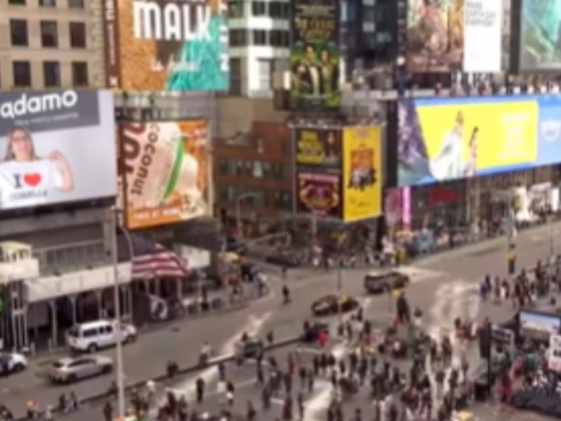 I love Corrella en las pantallas de Times Square de Nueva York
