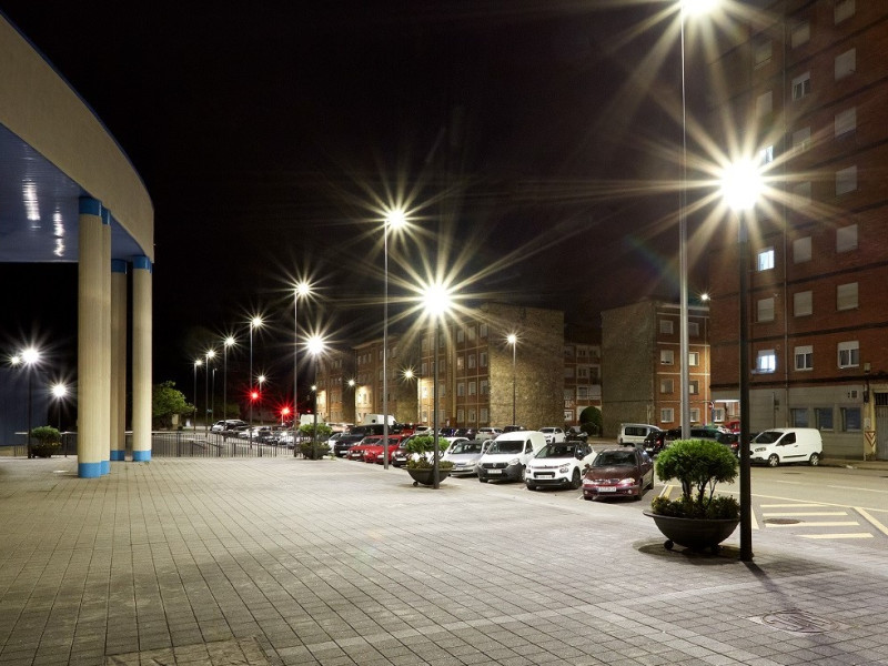 Una imagen de la zona de Los Canapés iluminada por las farolas