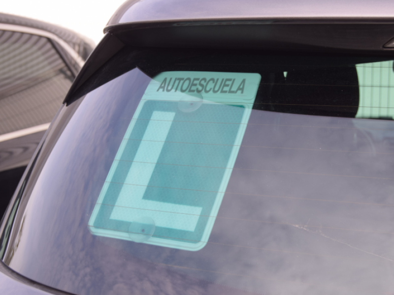 Vehículo con una "L" de prácticas