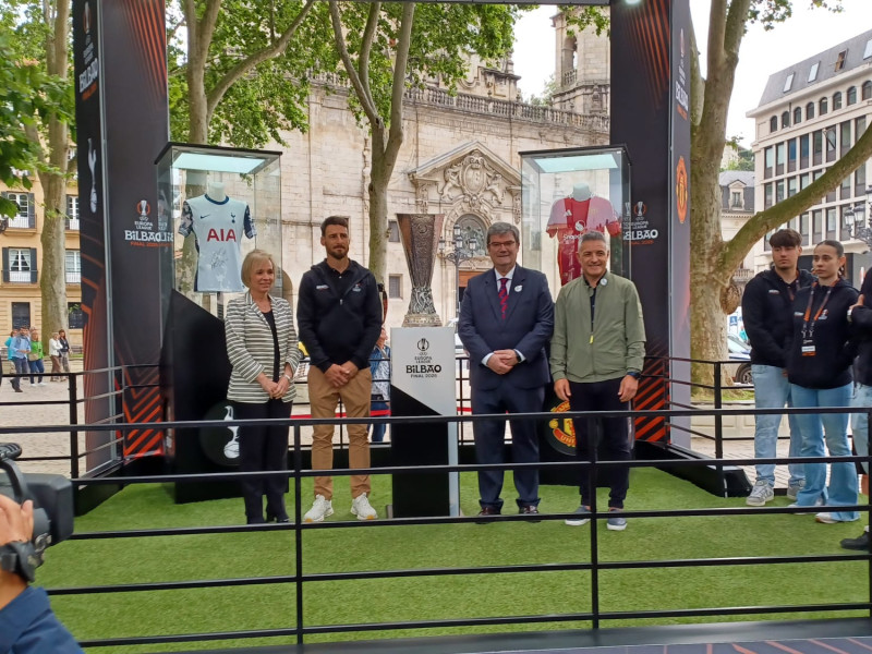 stand donde sacarse una foto con el trofeo de la Europa League