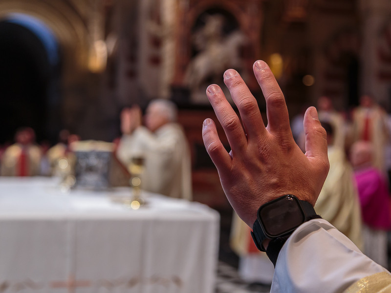 Detalle mano sacerdote