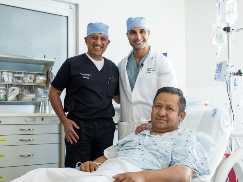 Los doctores Nima Nassiri y Inderbir Gill junto con el paciente