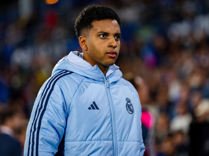 Rodrygo Silva de Goes del Real Madrid CF entra al campo durante el partido de fútbol de La Liga EA Sports 2024/25 entre el Getafe CF y el Real Madrid CF en el Estadio Coliseum el 23 de abril de 2025 en Getafe.