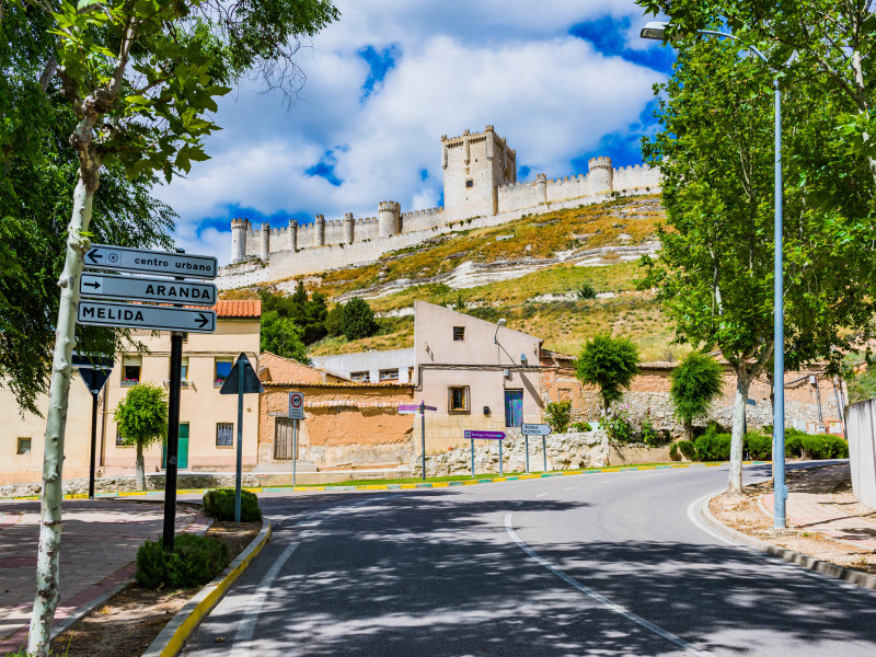 El Castillo de Penafiel visto desde el pueblo.