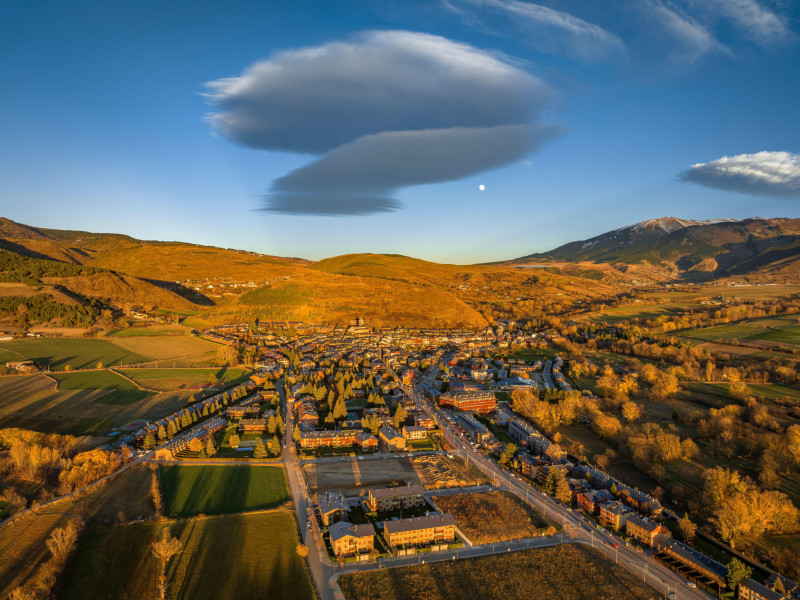 Vista aérea de Llivia y su entorno rural en un atardecer de otoño