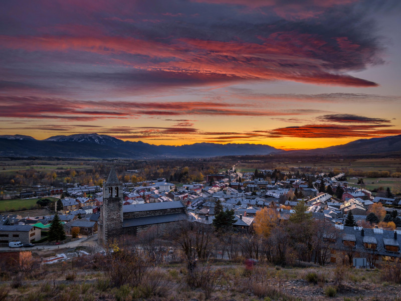 Atardecer, crepúsculo y anochecer sobre Llivia, visto desde el camino hacia el castillo