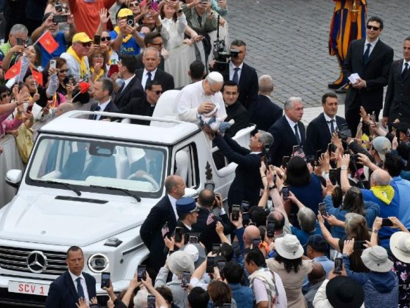 El Papa León XIV saluda a la multitud en la Plaza de San Pedro