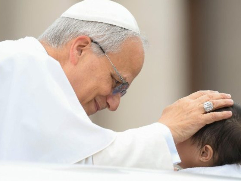 El Papa bendice a un niño en su primera Audiencia General