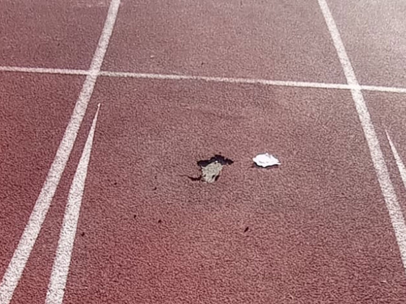Socavón en la pista del campo de la Juventud en Palencia
