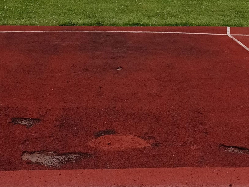Socavones en la pista del campo de la Juventud en Palencia