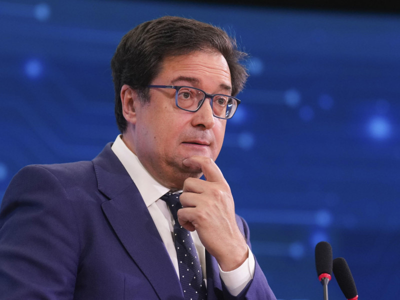 El ministro para la Transformación Digital y de la Función Pública, Óscar López, atiende a los medios en la sede Hub de la Fundación ONCE