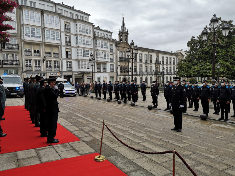 Plantilla de la Policía Local en formación en la Praza Maior de Lugo