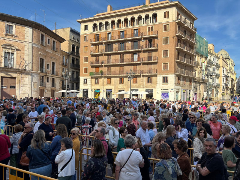 Largas colas de Valencianos a las puertas de la basílica